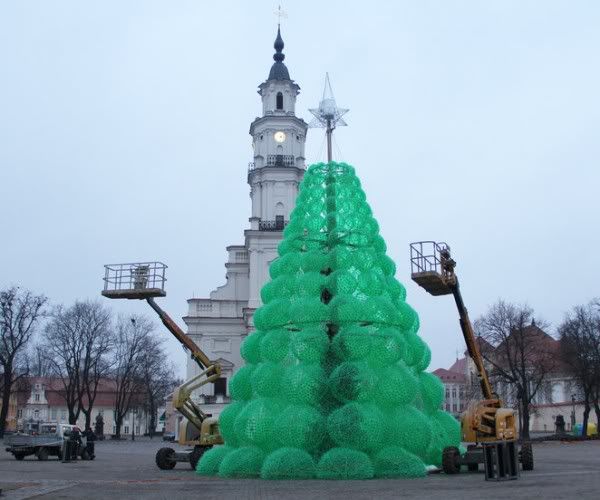 К Рождеству в Литве установили елку из пластиковых бутылок К Рождеству в Литве установили елку из пластиковых бутылок
