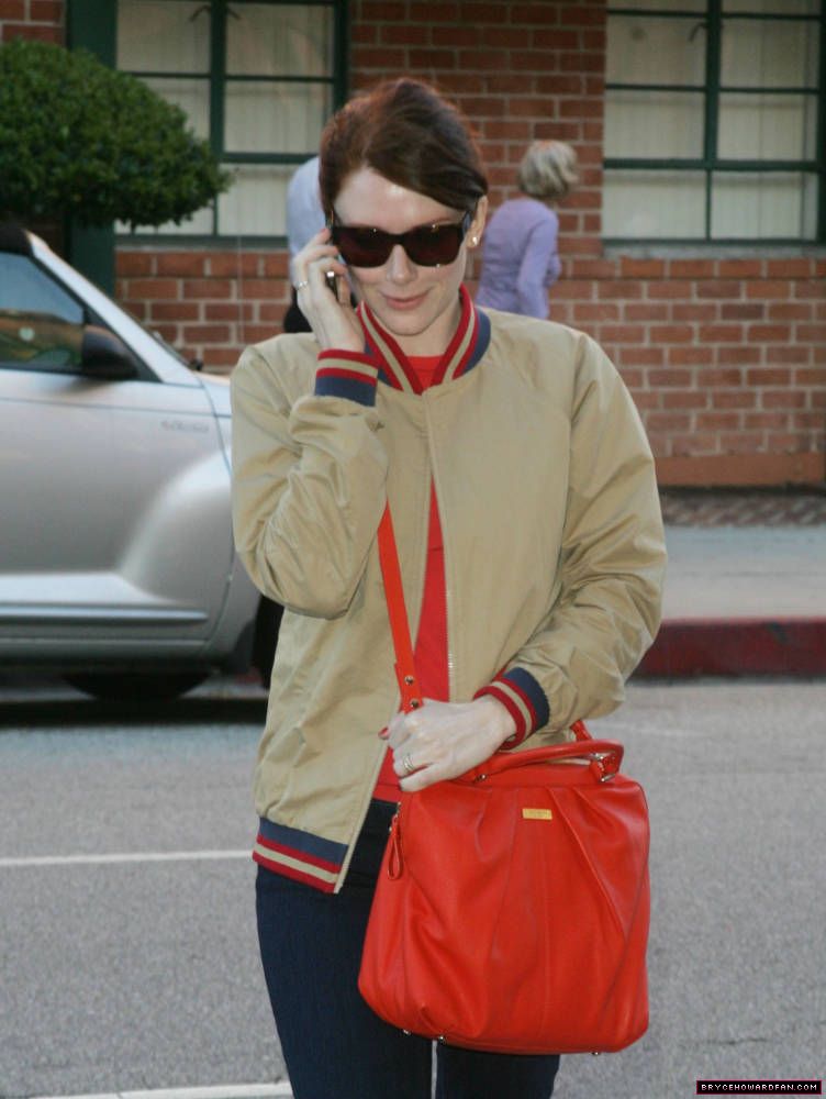 bryce dallas howard,bolsa vermelha,celular