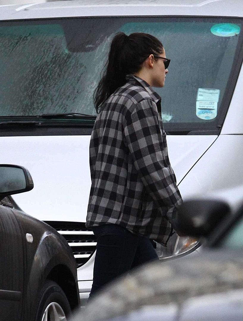 http://i1239.photobucket.com/albums/ff506/foforks/Kristen%20Stewart%202/large1.jpg