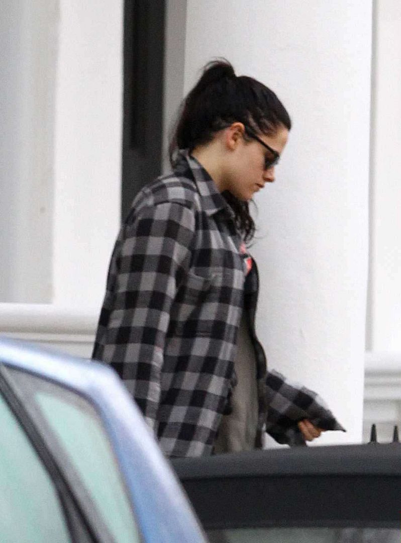 http://i1239.photobucket.com/albums/ff506/foforks/Kristen%20Stewart%202/large2.jpg