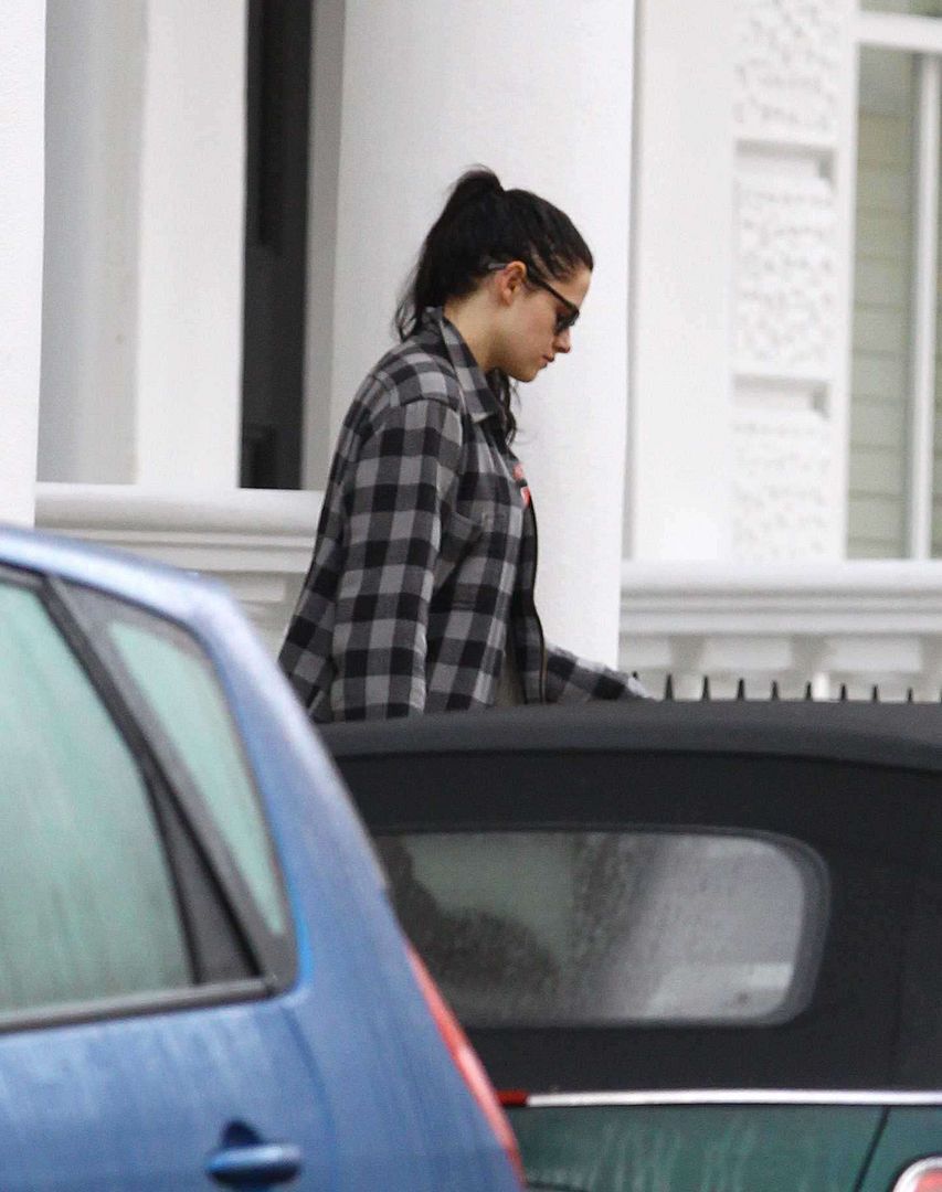 http://i1239.photobucket.com/albums/ff506/foforks/Kristen%20Stewart%202/large5.jpg