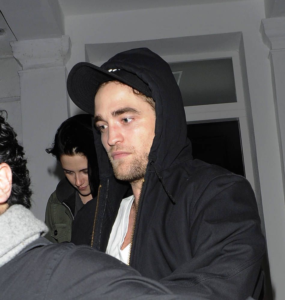 http://i1239.photobucket.com/albums/ff506/foforks/Robsten/023-1.jpg