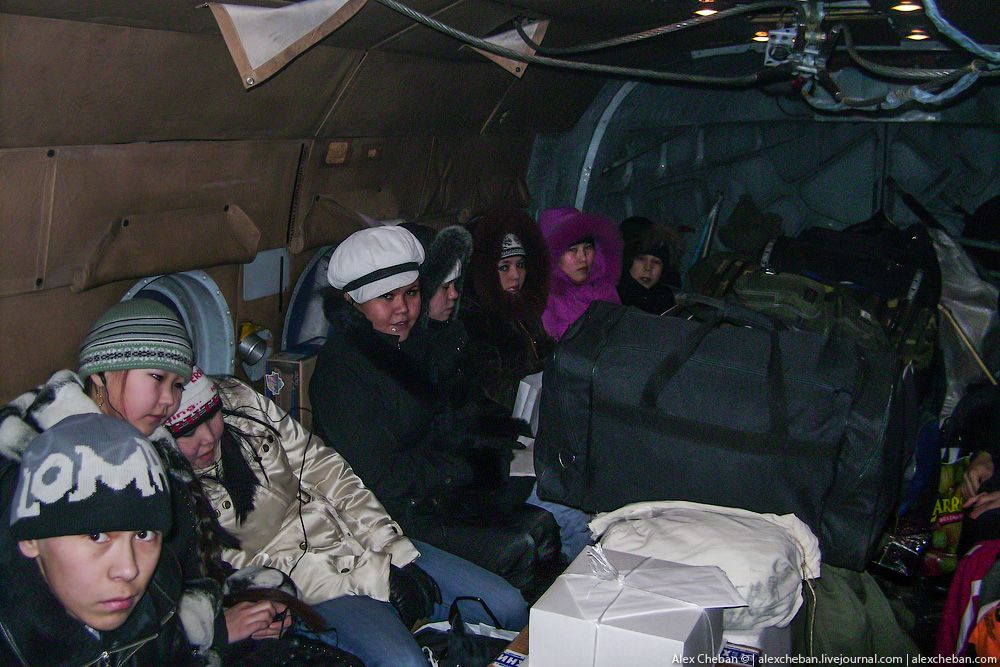  Россия: как дети из Тундры в школу на вертолете летают... 