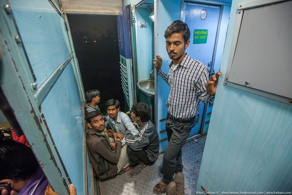 Общий вагон индийского поезда... 