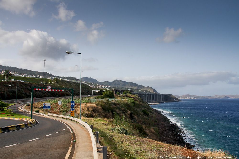 Один из самых опасный аэропортов мира на острове Мадейра в Атлантическом океане. 