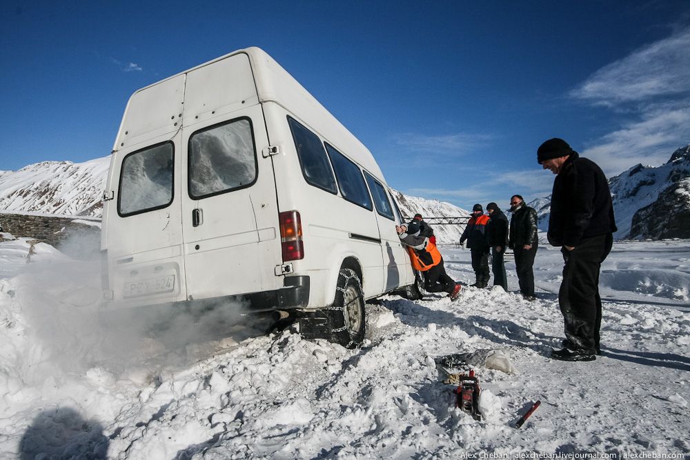 Церковь Святой Троицы суровой грузинской зимой 