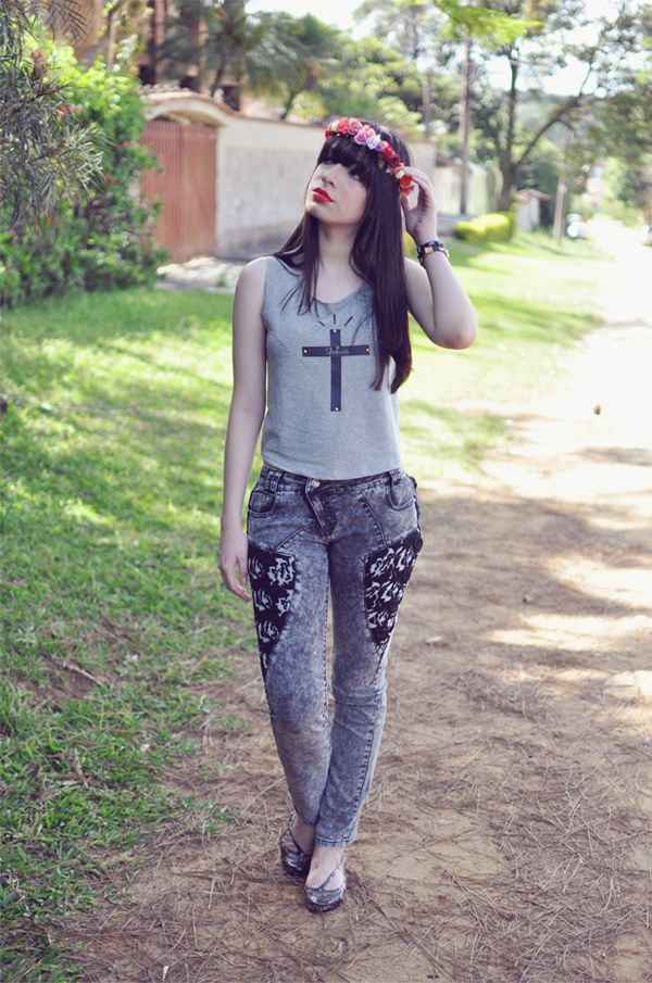 look calça e sapatilha