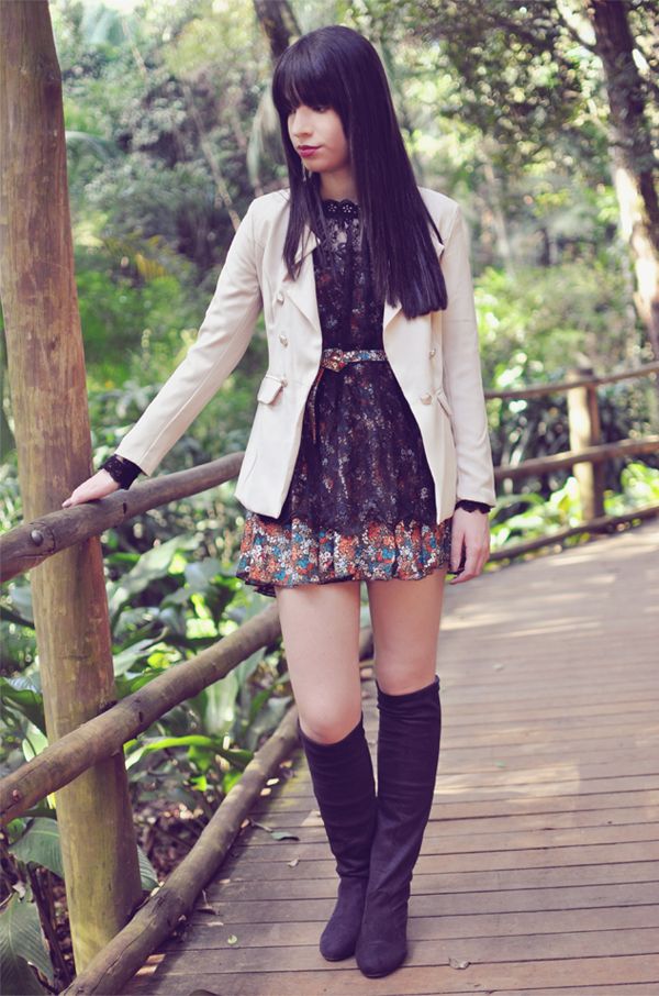 look vestido e bota de cano alto