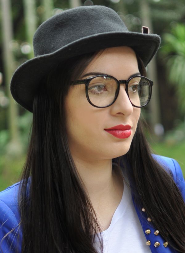 look óculos e chapéu