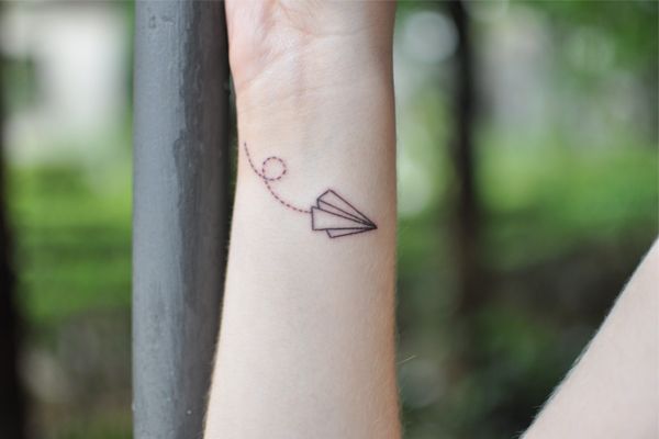 tatuagem avião de papel