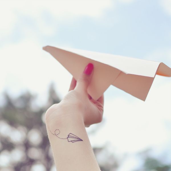 tattoo avião de papel