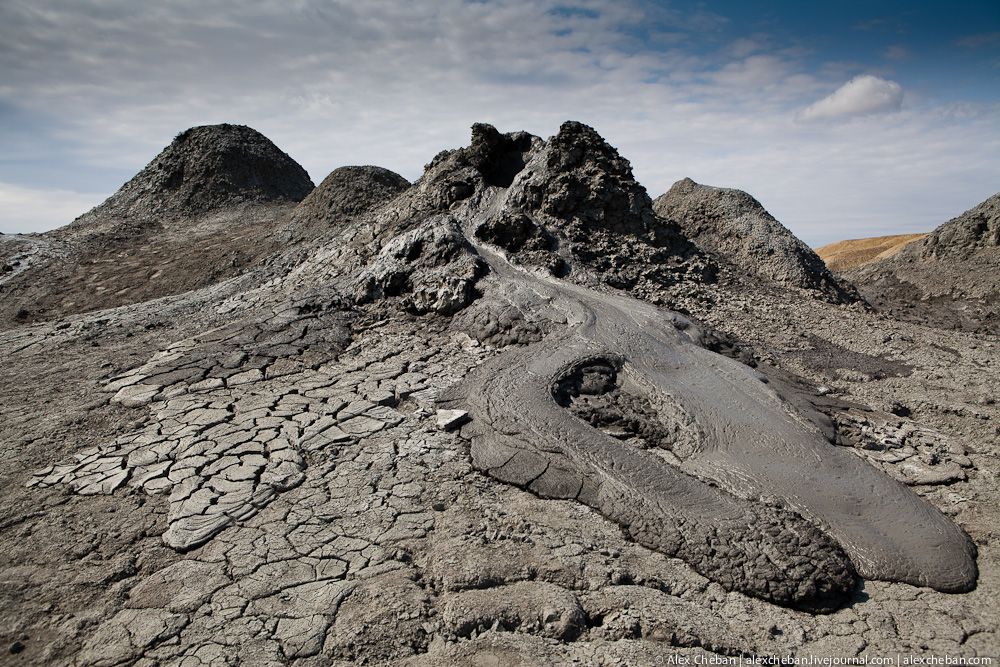 Оба места. Mud Volcano Azerbaijan. Грязевой вулкан дашлы. Mud Volcanoes Georgia. Вулкан в Азербайджане 6 буквы.