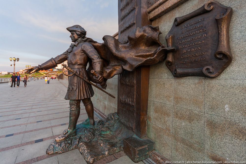 Герои города тюмени. Тюмень набережная скульптура Беринга. Памятник беренгутюмень. Скульптура Витуса Беринга в Тюмени. Памятник Витусу Берингу на набережной Тюмени.