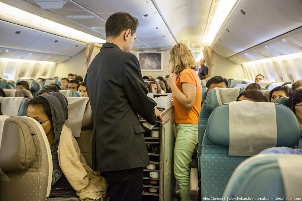 Люди сидят в самолете. Самолет с пассажиром. Самолёт внутри с людьми. Салон самолета с пассажирами. Салонтсамолета с пассажипраи.
