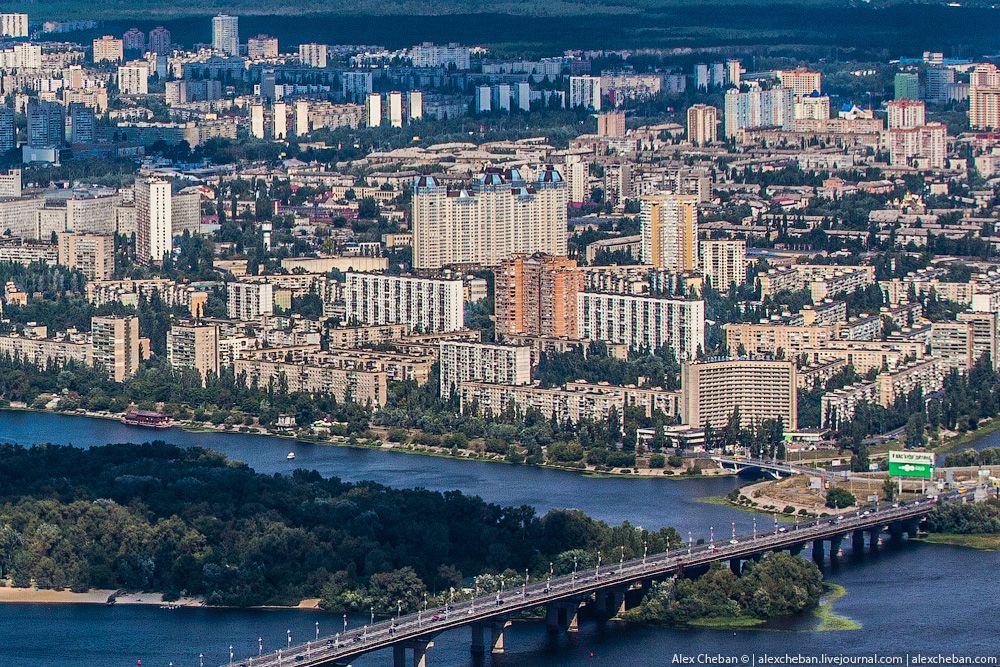 Киев 28. Русановский остров. Киев зеленый город. Город утопающий в зелени с высоты птичьего полета. Киев Дарница фото с высоты птичьего полета.